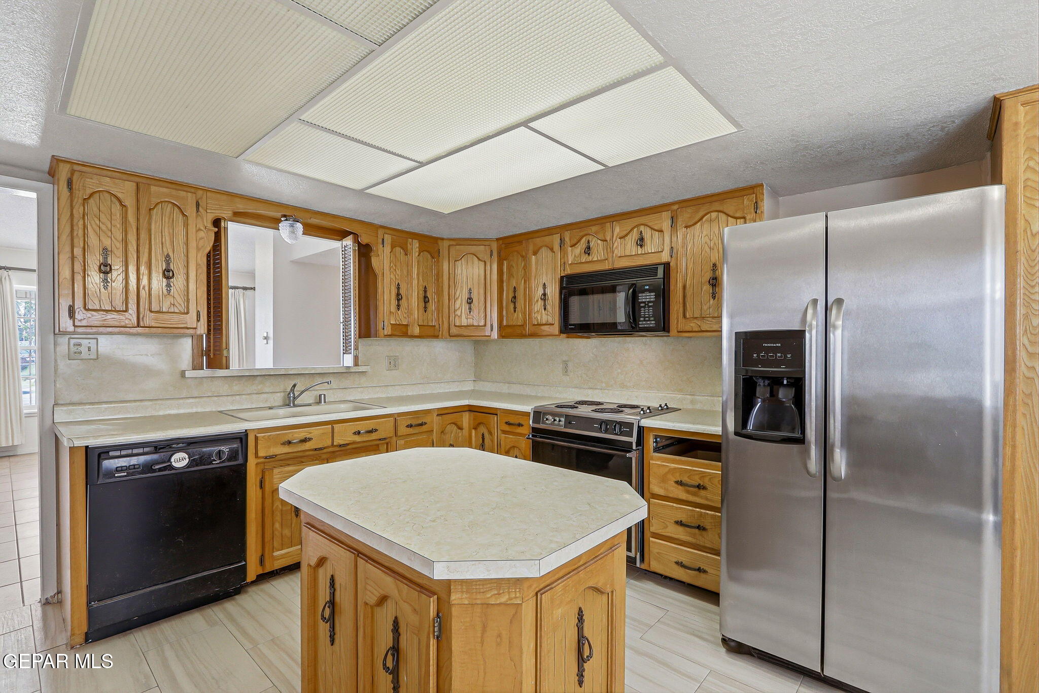 520 Cardon Street El Paso, TX 79903 - Photo 16 of 42 a kitchen with a stove a refrigerator and a sink