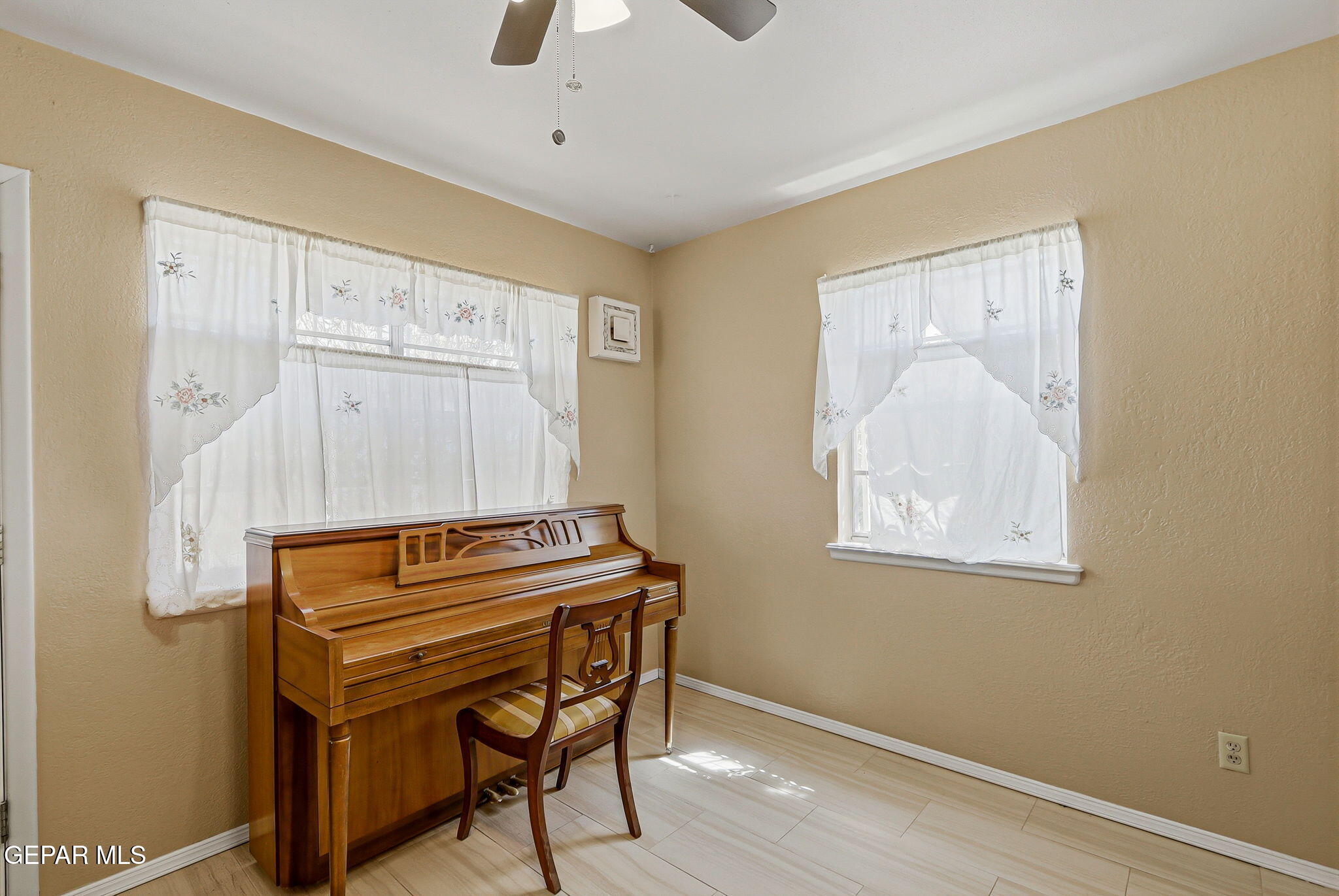 520 Cardon Street El Paso, TX 79903 - Photo 20 of 42 a room with chairs and a piano