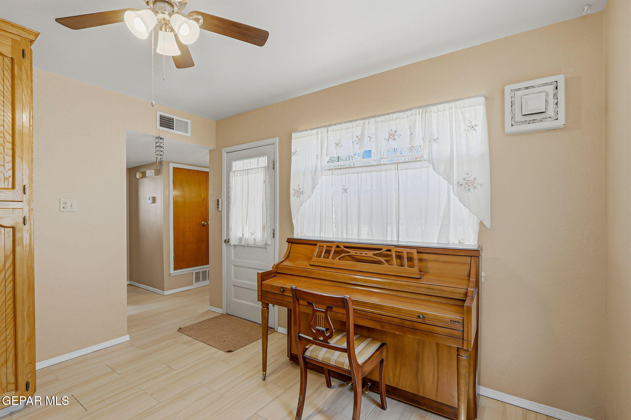 520 Cardon Street El Paso, TX 79903 - Photo 21 of 42 a view of a hallway with seating area
