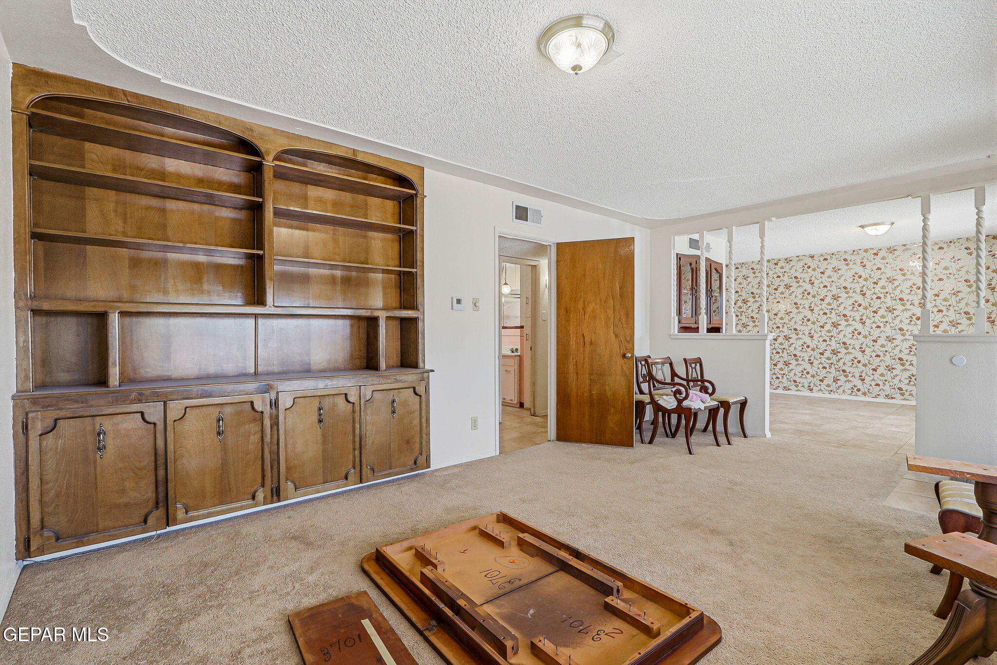 520 Cardon Street El Paso, TX 79903 - Photo 7 of 42 a living room with furniture a desk and chair with the wooden floor