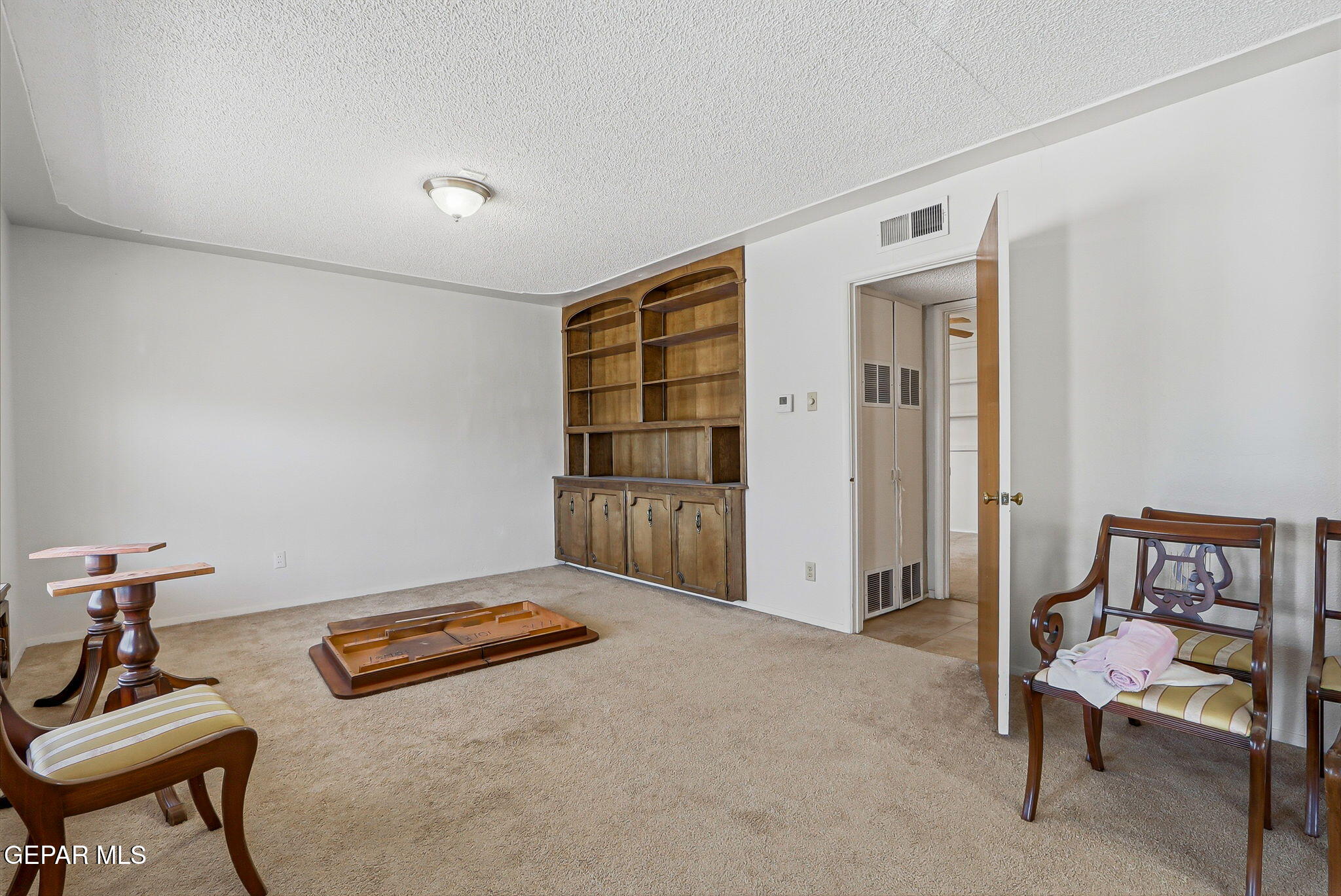 520 Cardon Street El Paso, TX 79903 - Photo 9 of 42 a living room with furniture