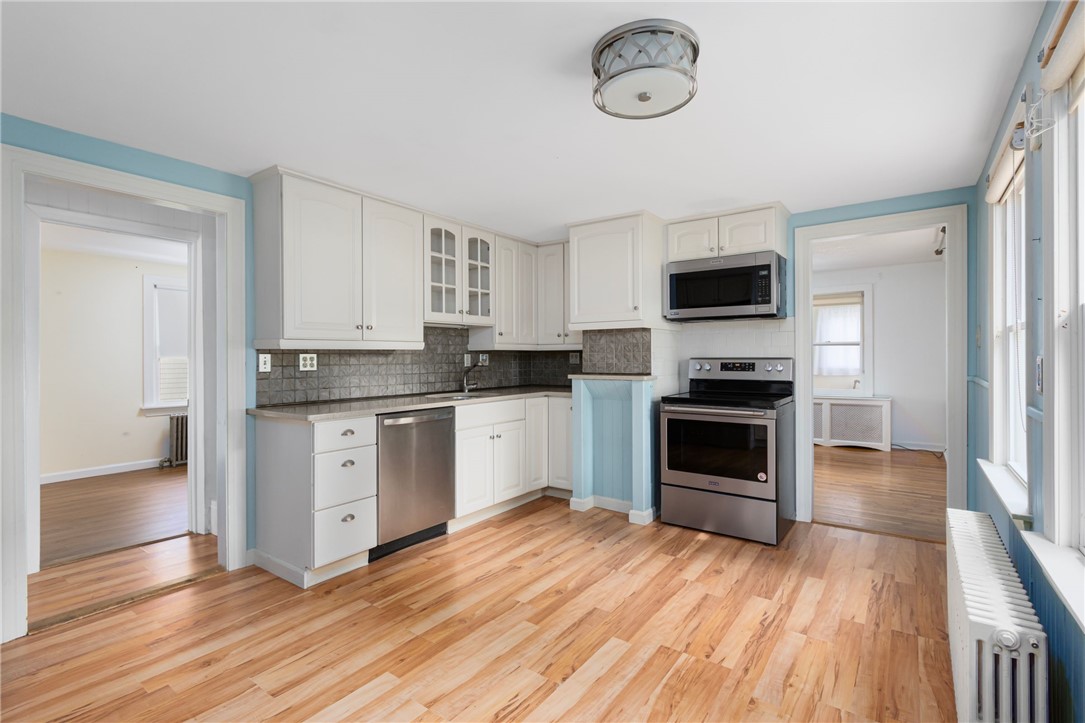 37 Reservoir Road Middletown, RI 02842 - Photo 10 of 39 Kitchen