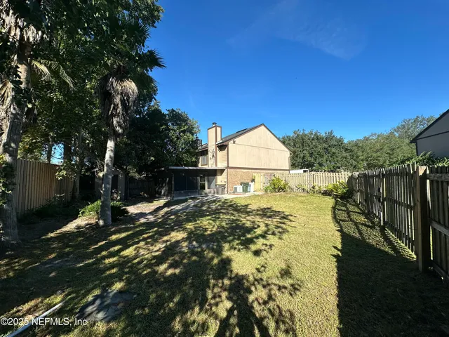 a view of a backyard