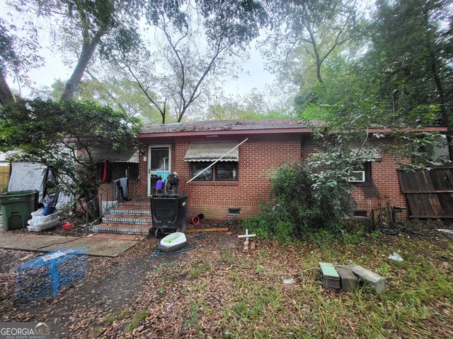 a view of a house with backyard