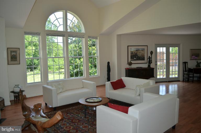 6833 Old Stage Road North Bethesda, MD 20852 - Photo 24 of 27 Living Room