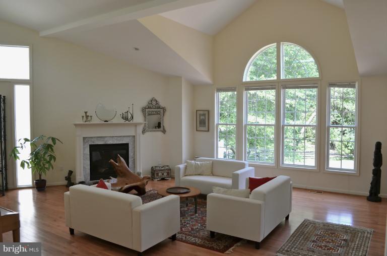6833 Old Stage Road North Bethesda, MD 20852 - Photo 25 of 27 Living Room