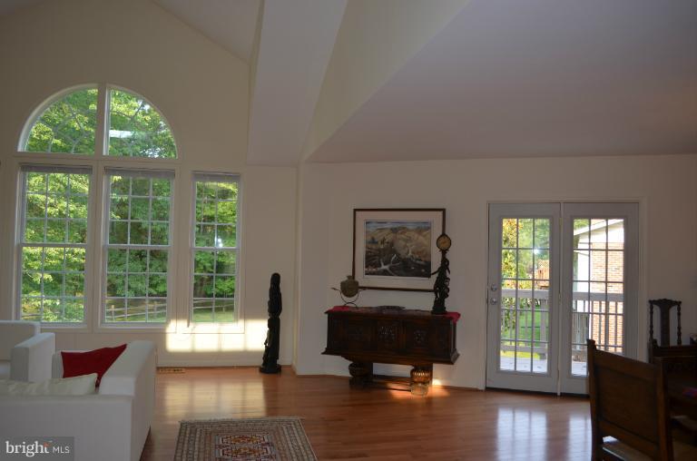 6833 Old Stage Road North Bethesda, MD 20852 - Photo 6 of 27 Living Room