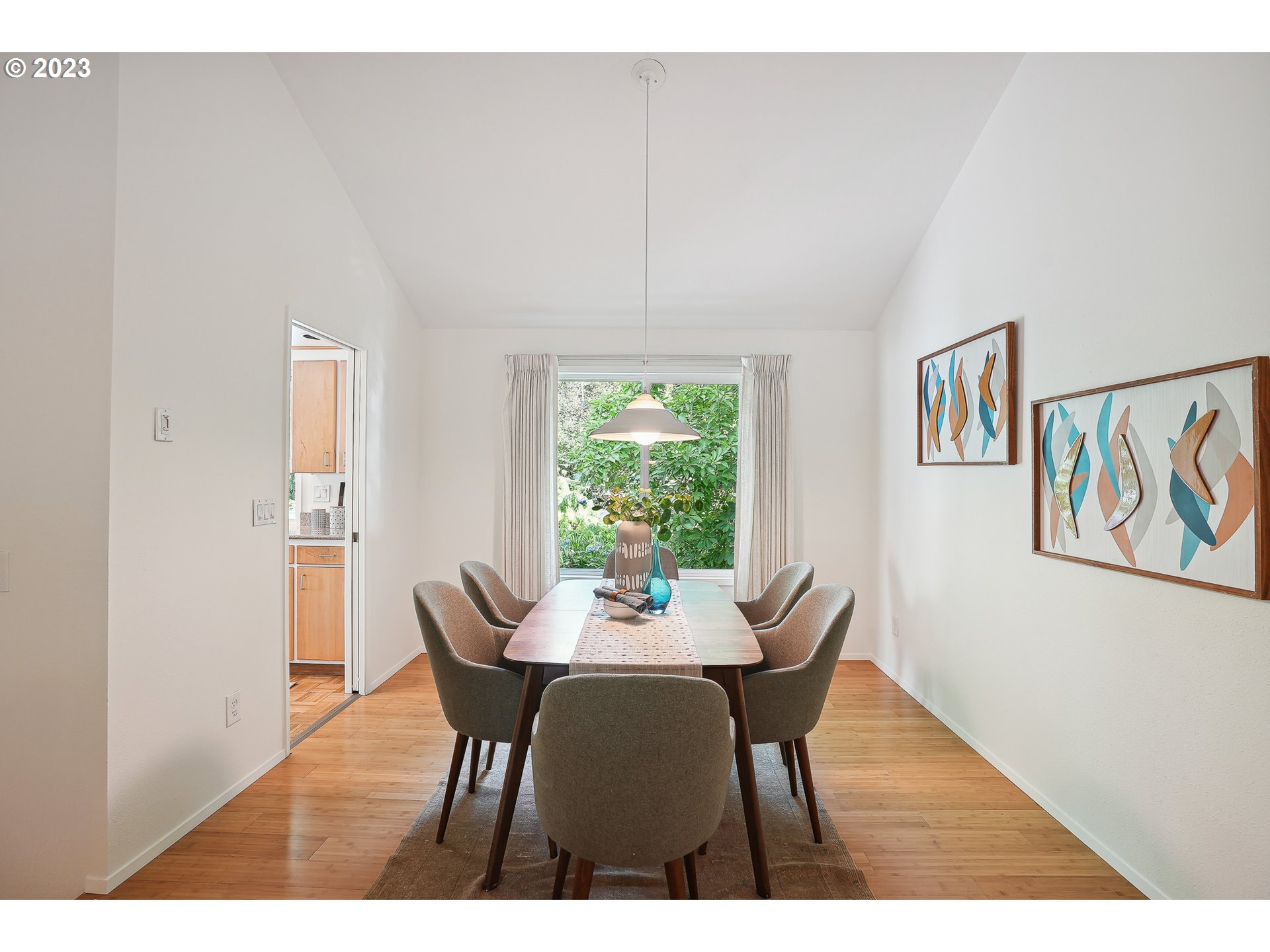 2726 Southwest Ridge Drive Portland, OR 97219 - Photo 8 of 48 Gallery Image 8