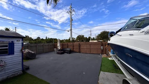a view of a backyard