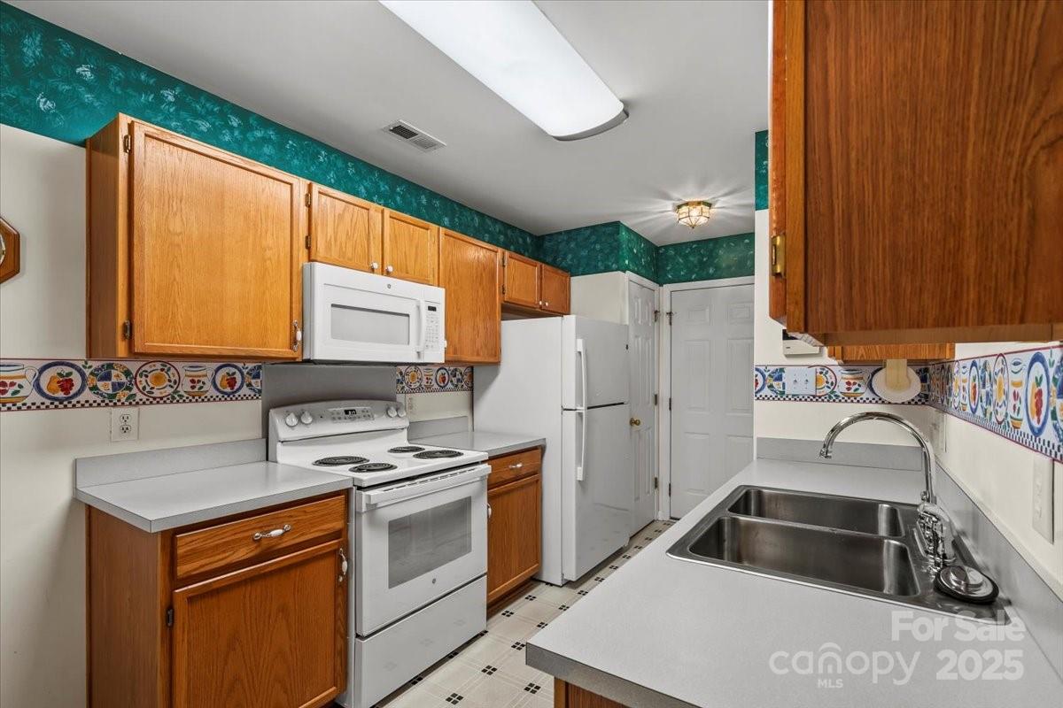 3114 Pine Pointe Street Matthews, NC 28104 - Photo 7 of 18