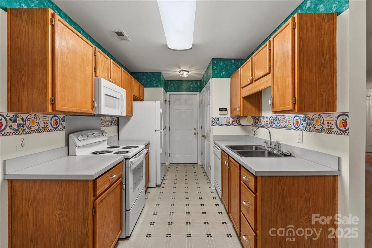 3114 Pine Pointe Street Matthews, NC 28104 - Photo 8 of 18