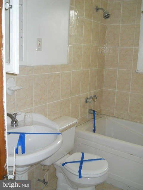 6707 Tweedbrook Road Baltimore, MD 21239 - Photo 13 of 19 a bathroom with a bathtub
