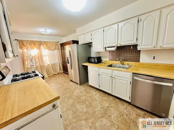 $3,050 | 144 Woodbridge Terrace, Unit B, Woodbridge, NJ 07095