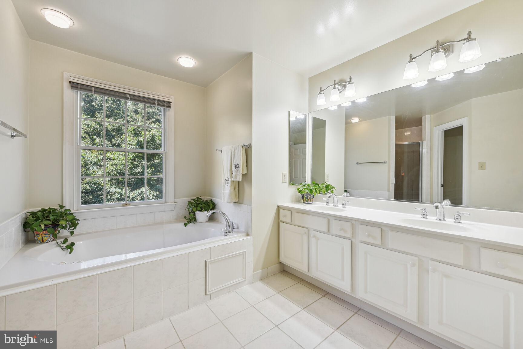 1906 Gables Lane Vienna, VA 22182 - Photo 35 of 52 Primary En Suite Bathroom