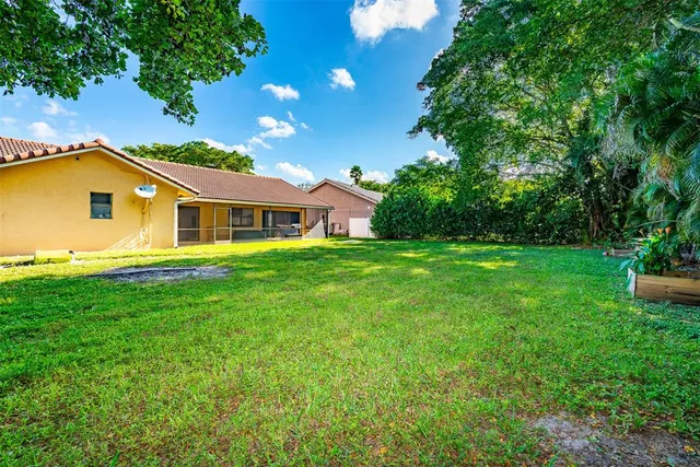 a view of a house with a yard