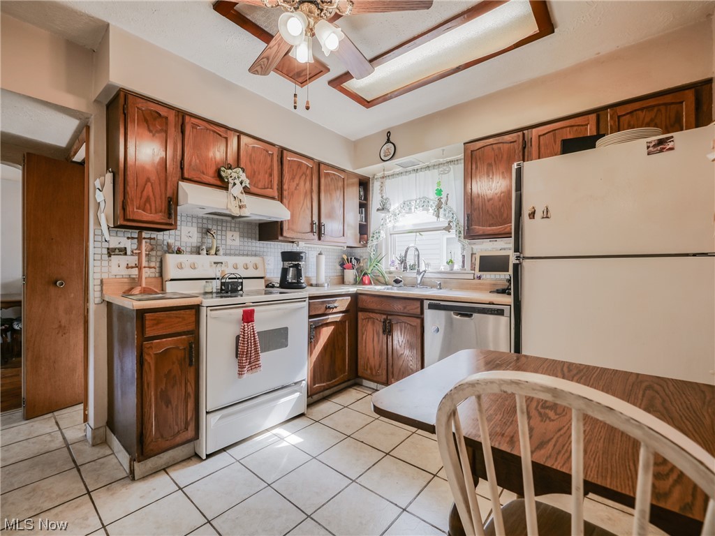 7913 Spring Garden Road Cleveland, OH 44129 - Photo 11 of 30