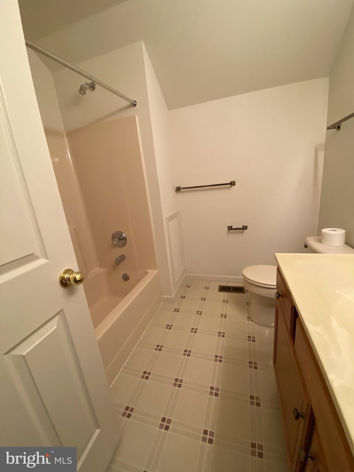 18 Doe Run Shillington, PA 19607 - Photo 33 of 56 2nd floor full bathroom