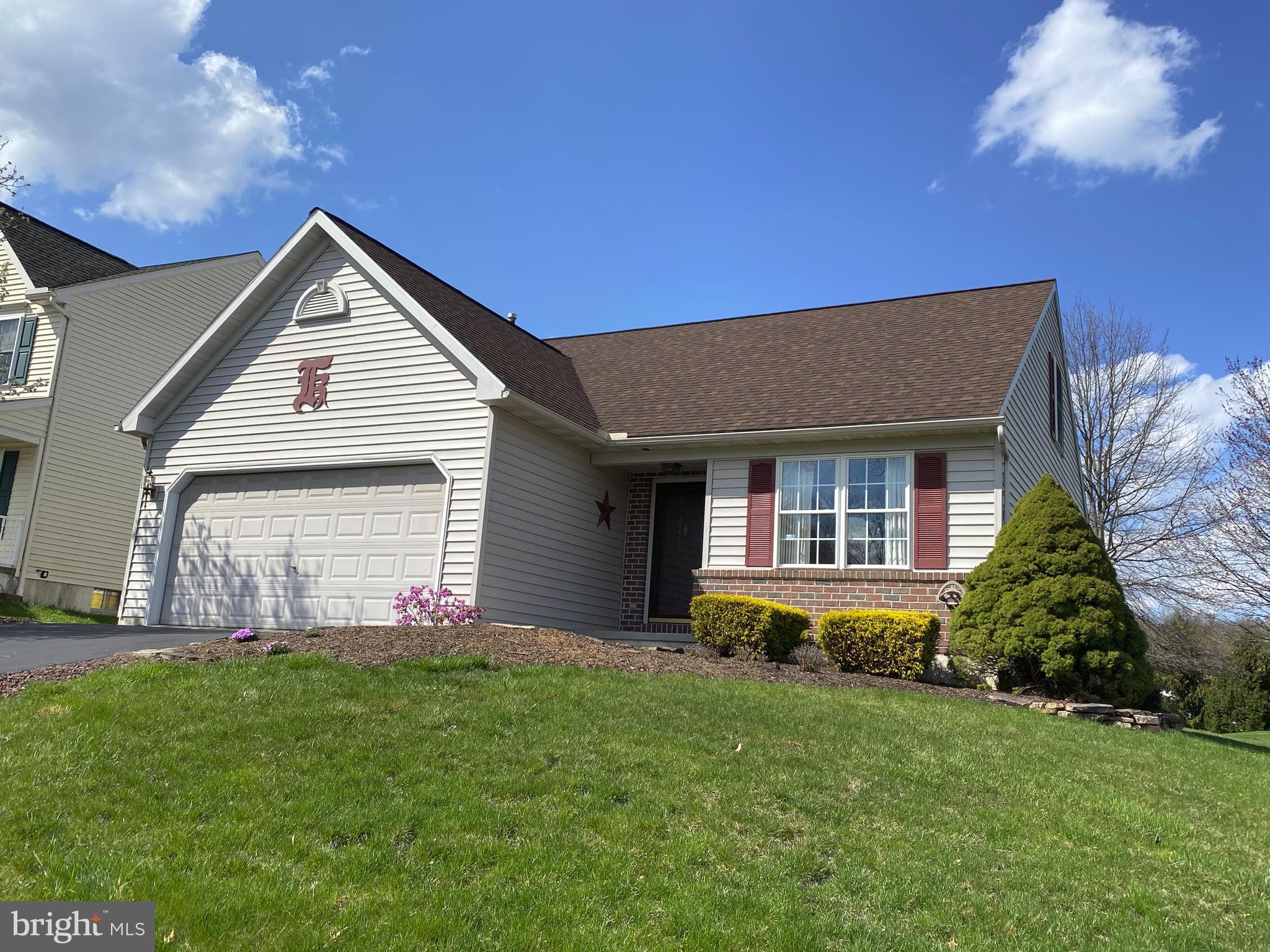 18 Doe Run Shillington, PA 19607 - Photo 4 of 56 New roof, vinyl siding & gutters 2014