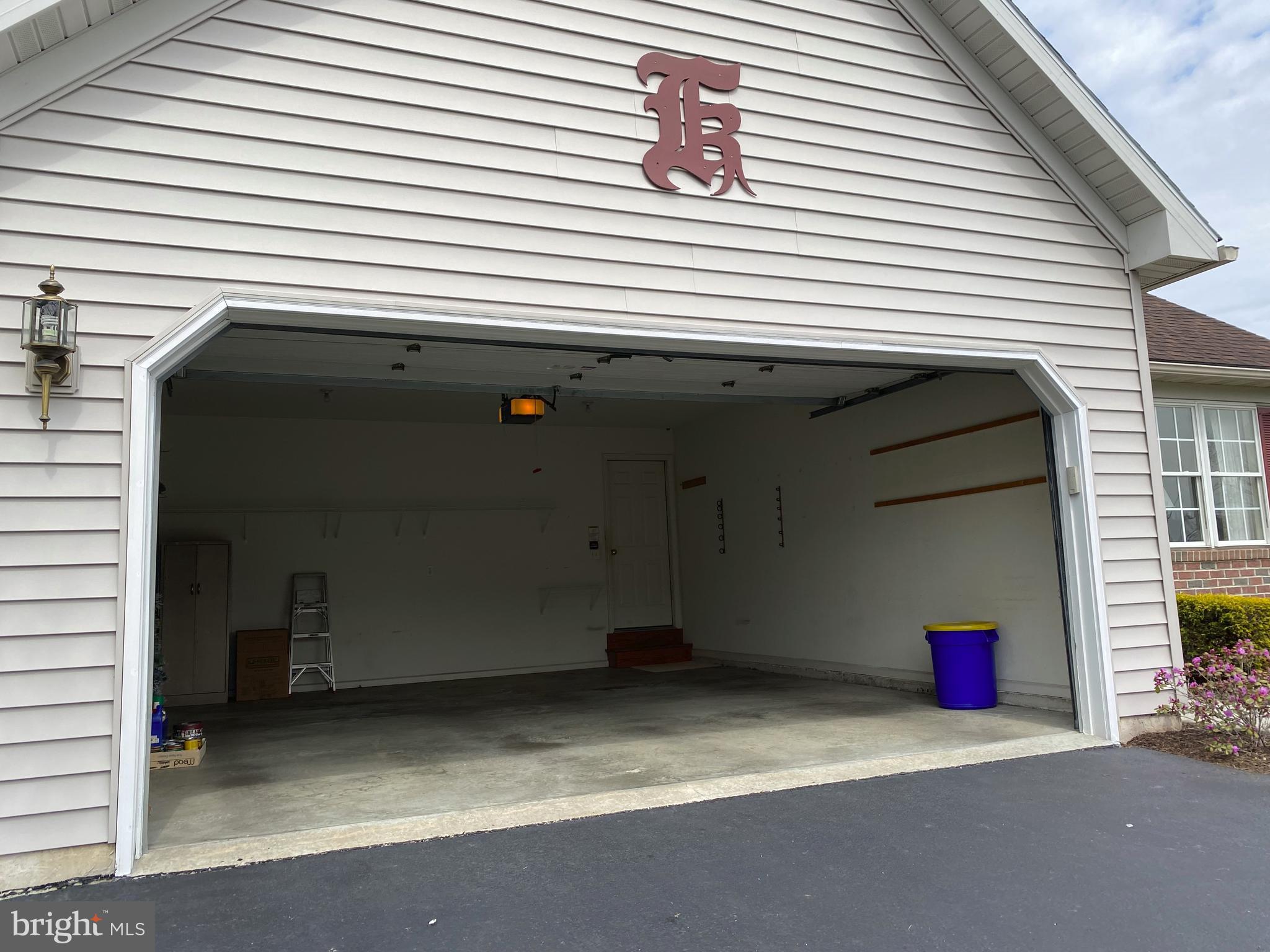 18 Doe Run Shillington, PA 19607 - Photo 5 of 56 2 car garage & interior access