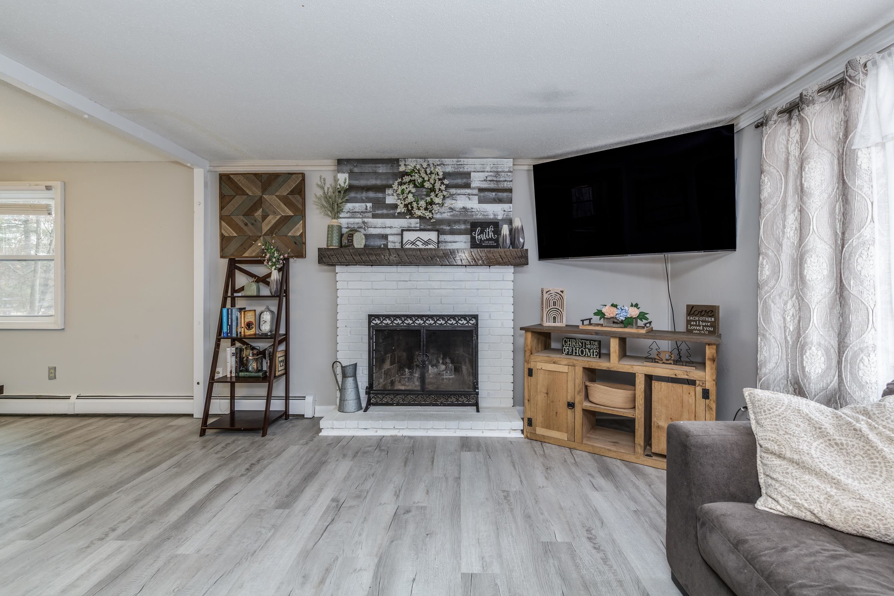 46 Stark Lane Litchfield, NH 03052 - Photo 4 of 40