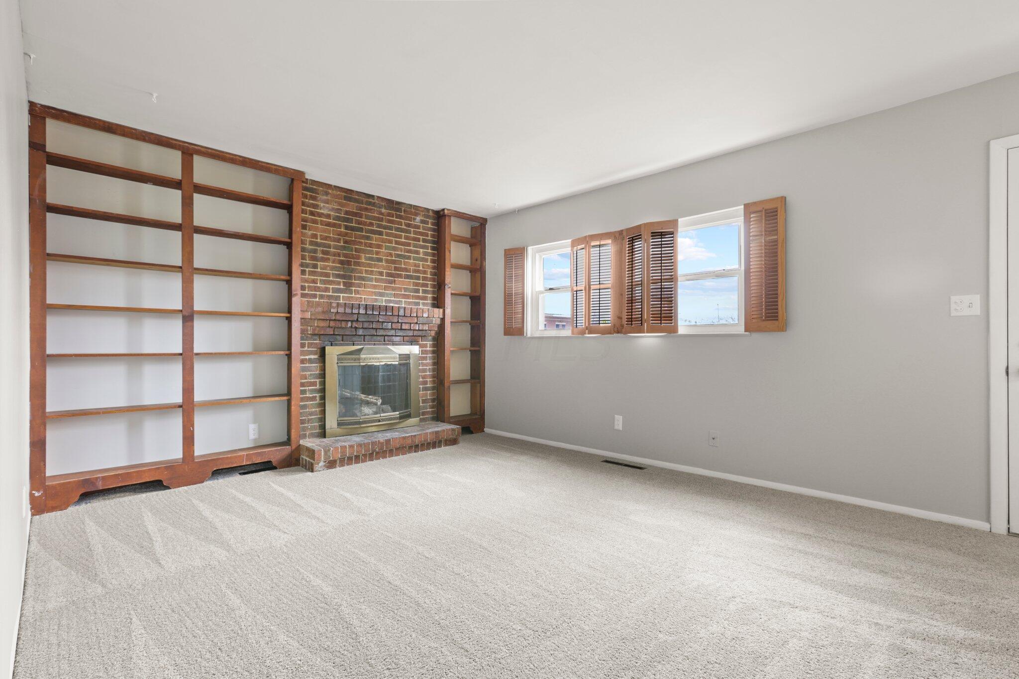 1493 Watkins Road Columbus, OH 43207 - Photo 8 of 21 Living Room