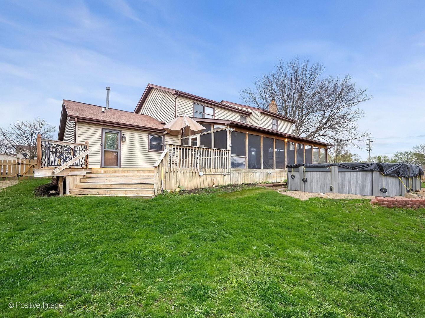 612 Stuart Drive Carol Stream, IL 60188 - Photo 28 of 29 a front view of a house with a garden