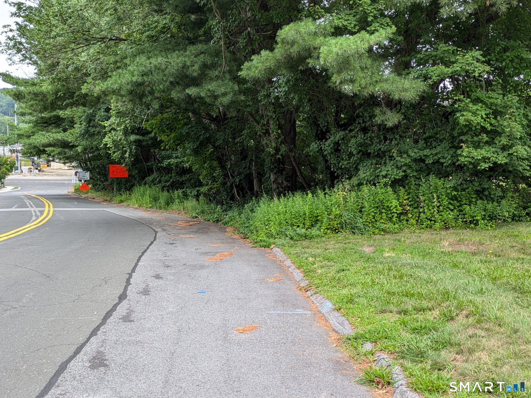 269 Flanders Road, Unit 1B East Lyme, CT 06357 - Photo 7 of 19 Subject's frontage along King Arthur Drive