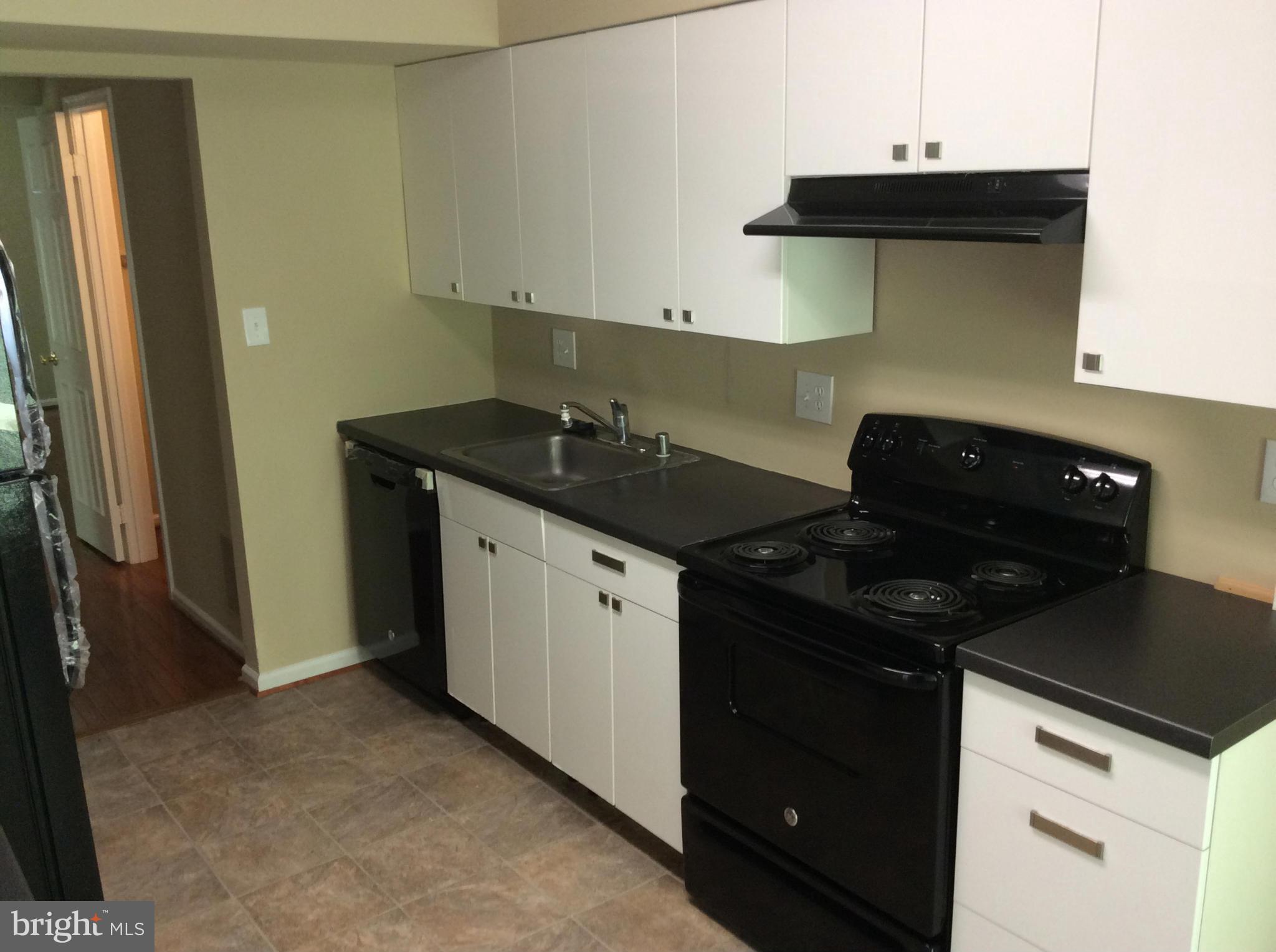 6239 Rathlin Drive Springfield, VA 22152 - Photo 17 of 21 Kitchen