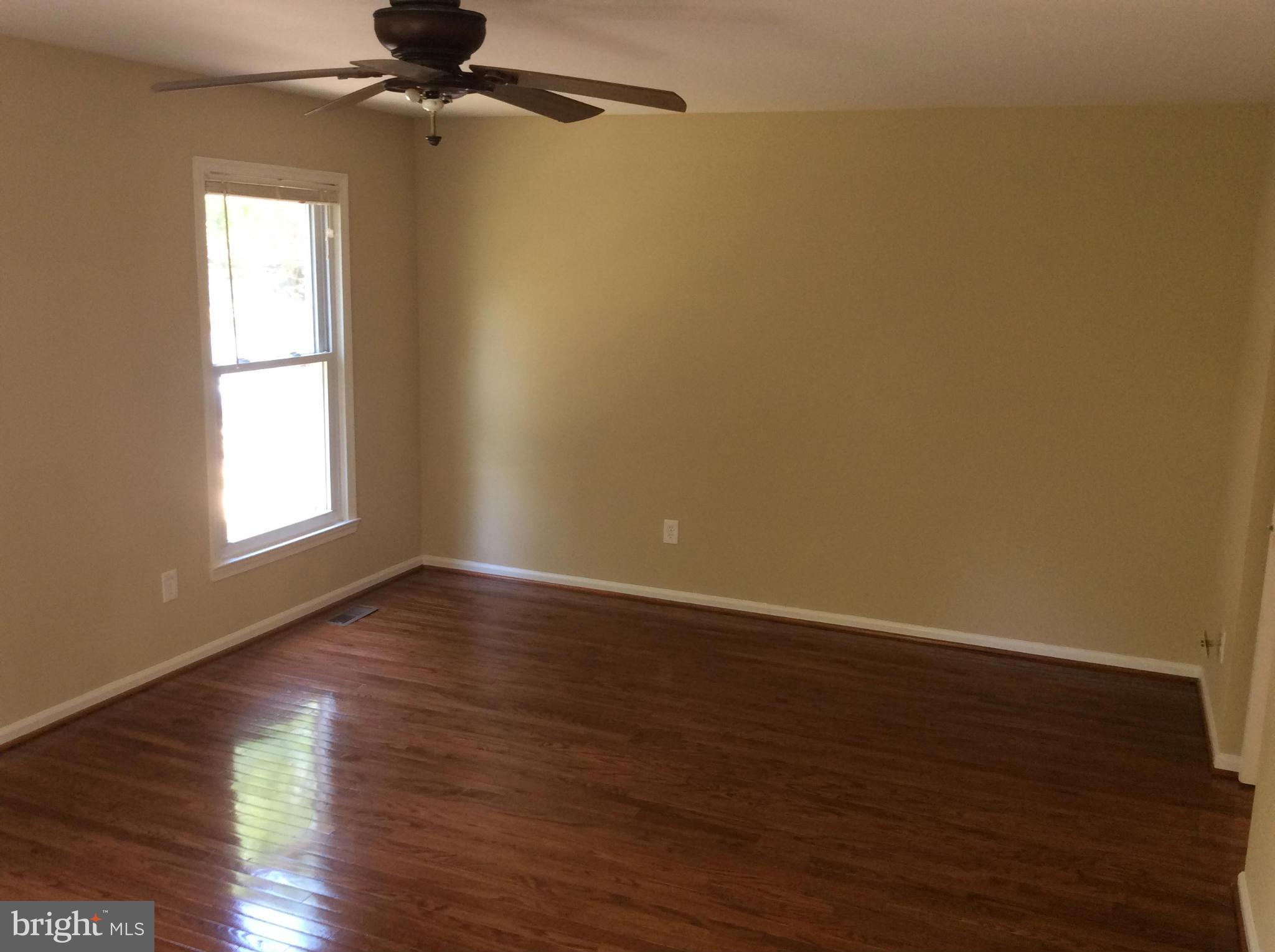 6239 Rathlin Drive Springfield, VA 22152 - Photo 6 of 21 Living Room