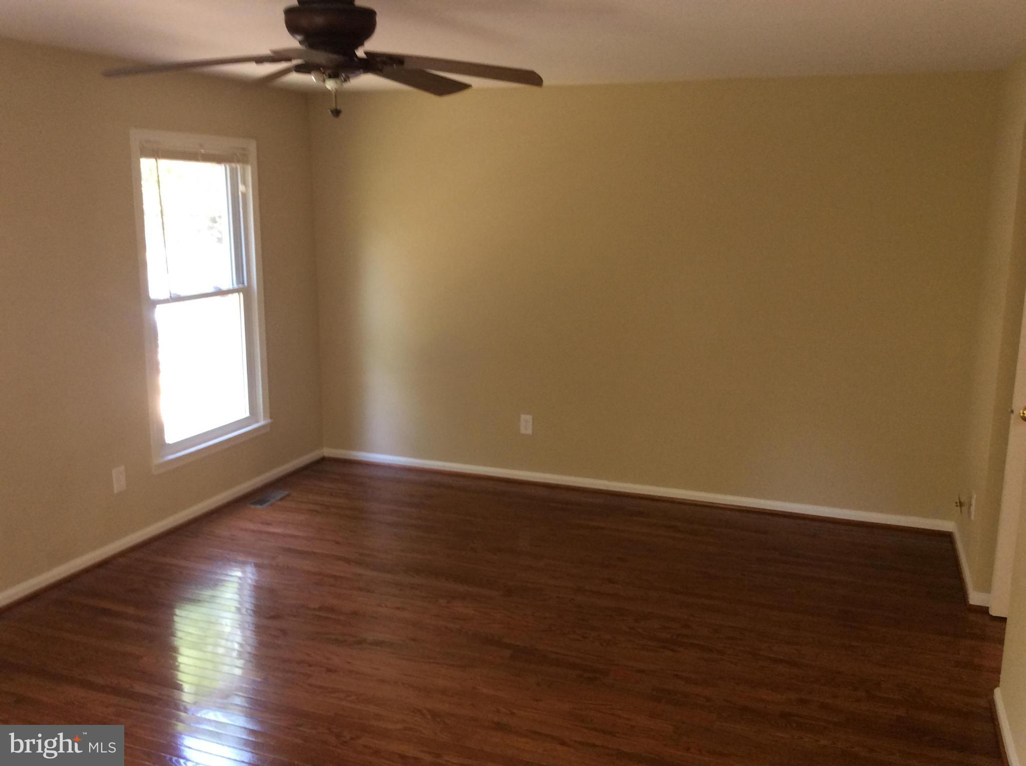 6239 Rathlin Drive Springfield, VA 22152 - Photo 7 of 21 Living Room