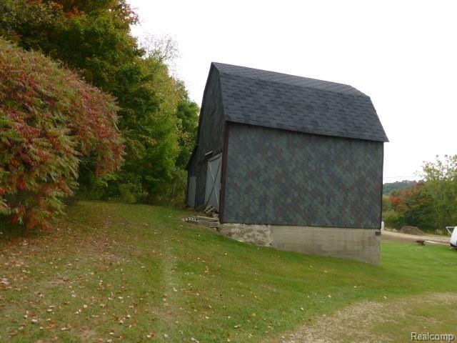 4615 Attica Road Attica, MI 48412 - Photo 9 of 37 Side of Barn