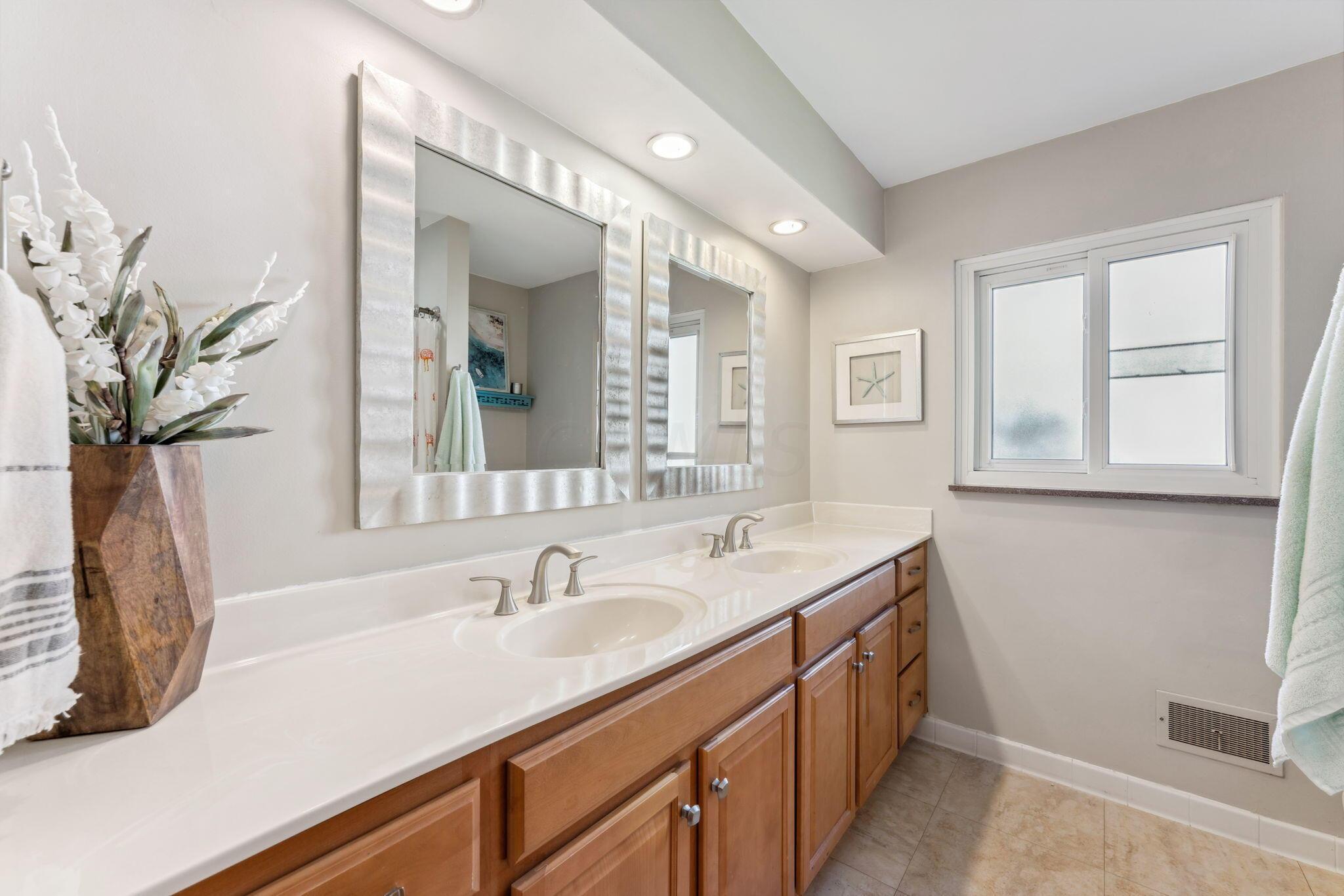 3996 Mountview Road Upper Arlington, OH 43220 - Photo 39 of 78 Hallway Bathroom