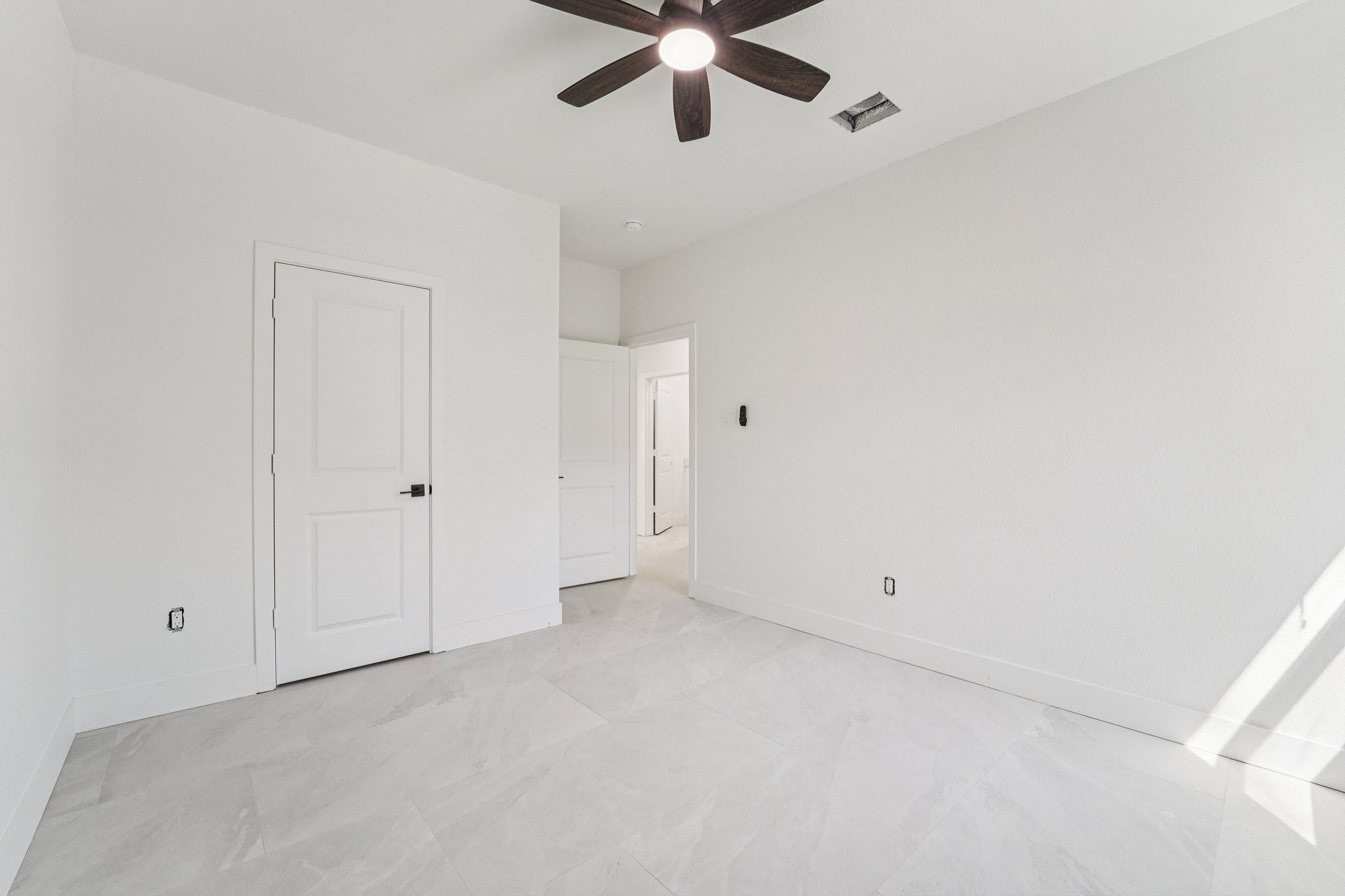 708 South Carroll Street La Porte, TX 77571 - Photo 22 of 29 an empty room with ceiling fan and window