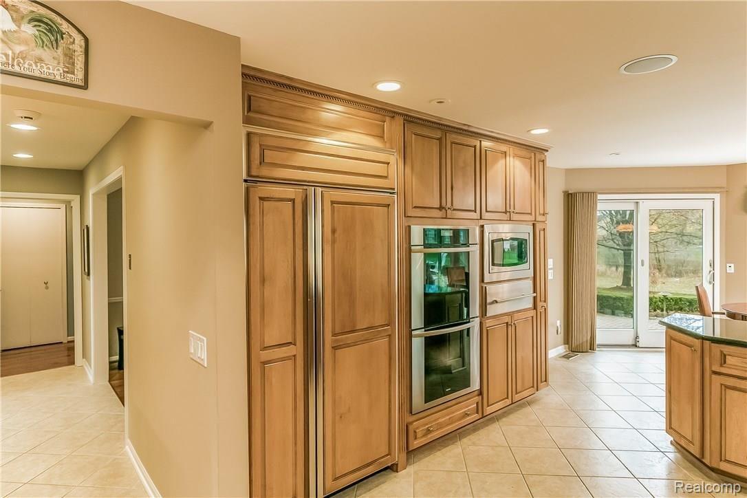 552 Buttercup Court Rochester, MI 48307 - Photo 21 of 73 021-Kitchen-2639198-large.jpg
