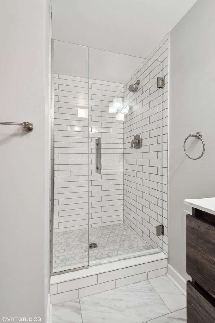 939 West Madison Street, Unit 410 Chicago, IL 60607 - Photo 21 of 23 a bathroom with a shower