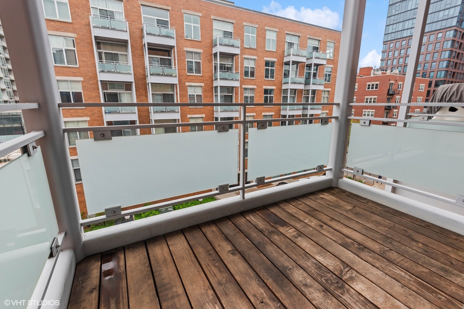 939 West Madison Street, Unit 410 Chicago, IL 60607 - Photo 22 of 23 a balcony with an outdoor space