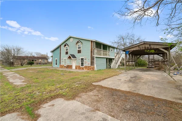 a view of a house with backyard
