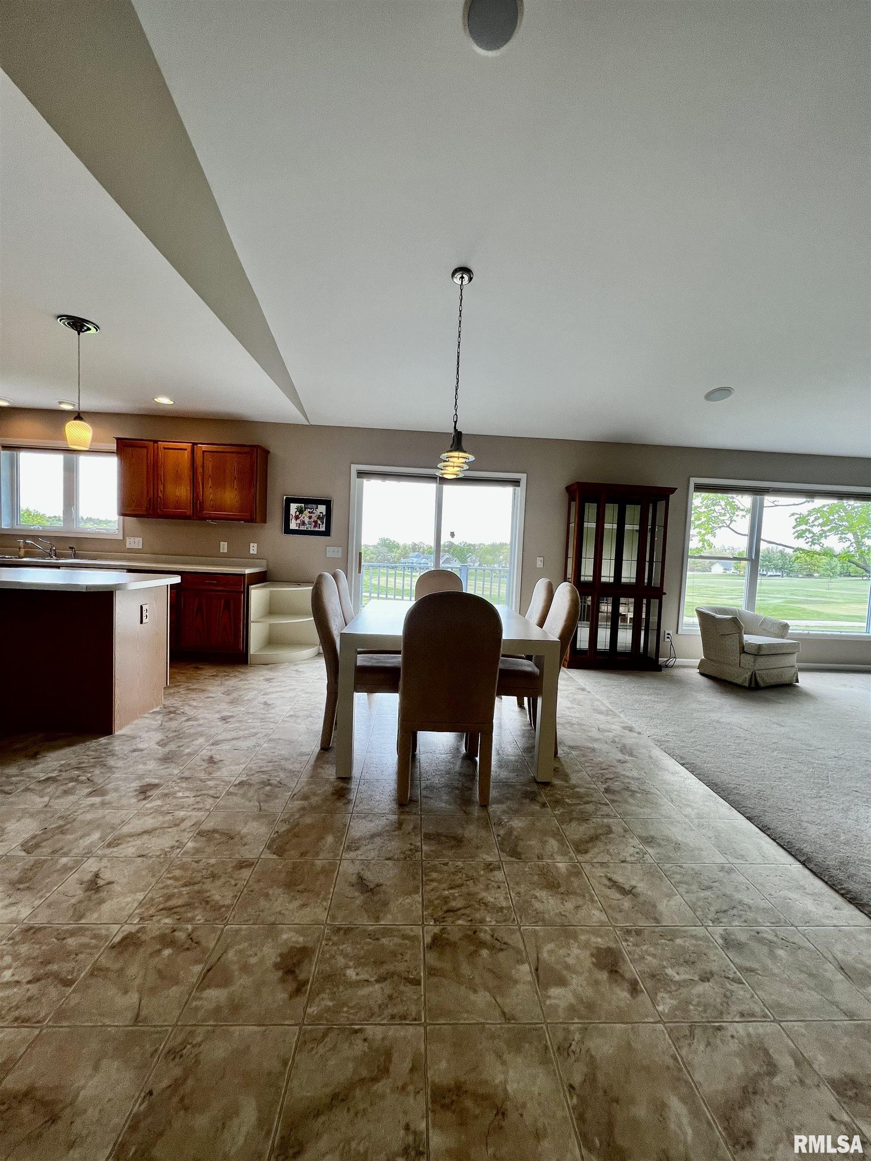 907 Oakview Drive Macomb, IL 61455 - Photo 11 of 40