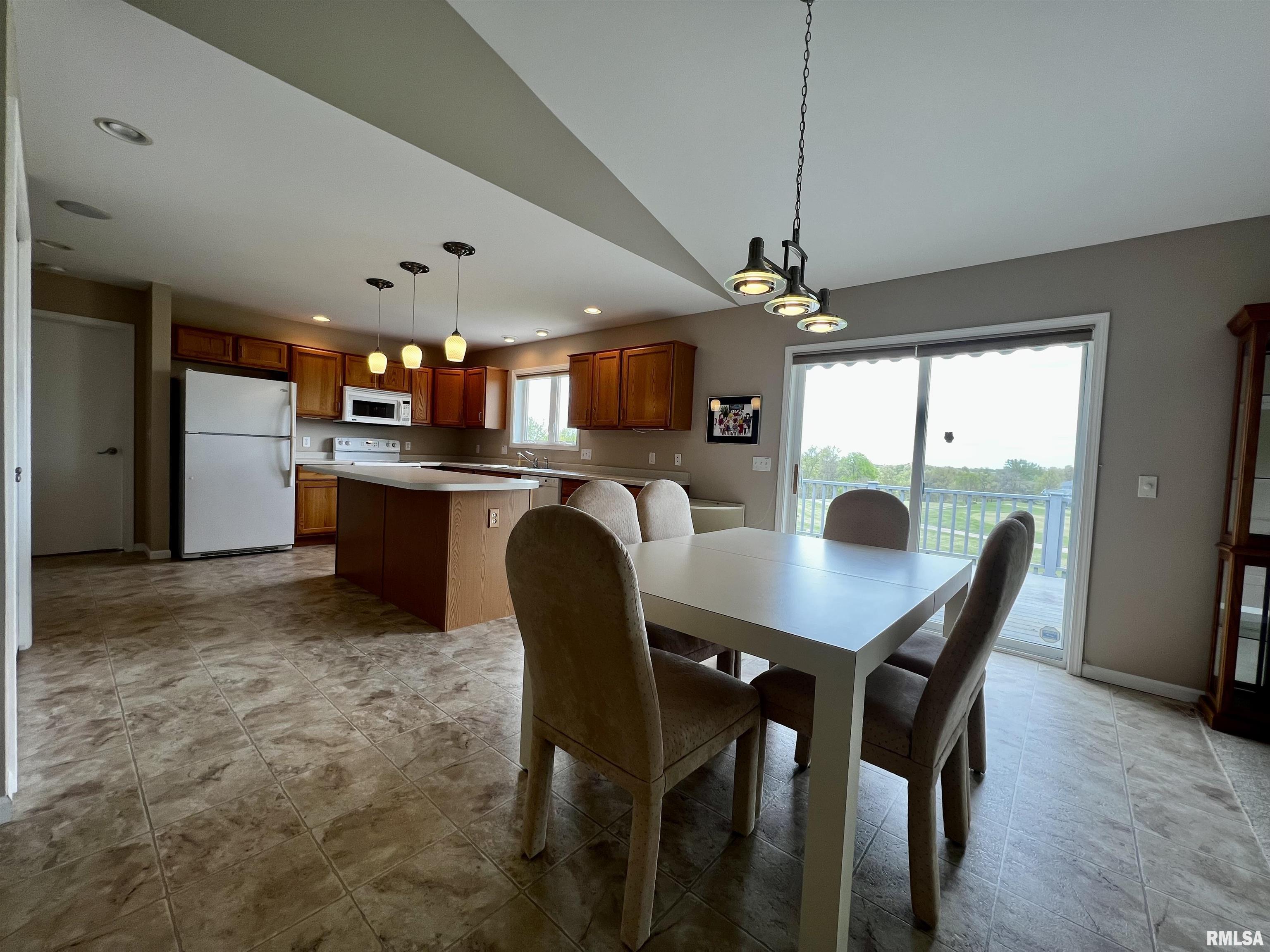 907 Oakview Drive Macomb, IL 61455 - Photo 12 of 40