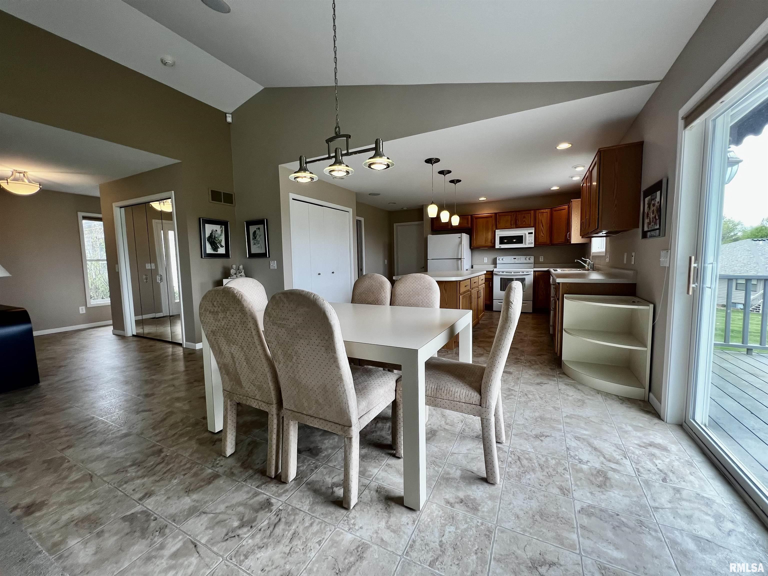 907 Oakview Drive Macomb, IL 61455 - Photo 14 of 40