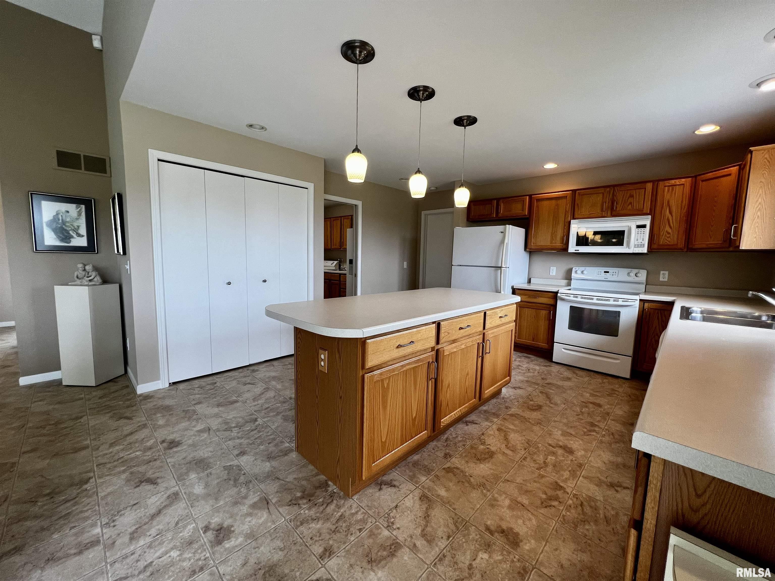 907 Oakview Drive Macomb, IL 61455 - Photo 15 of 40