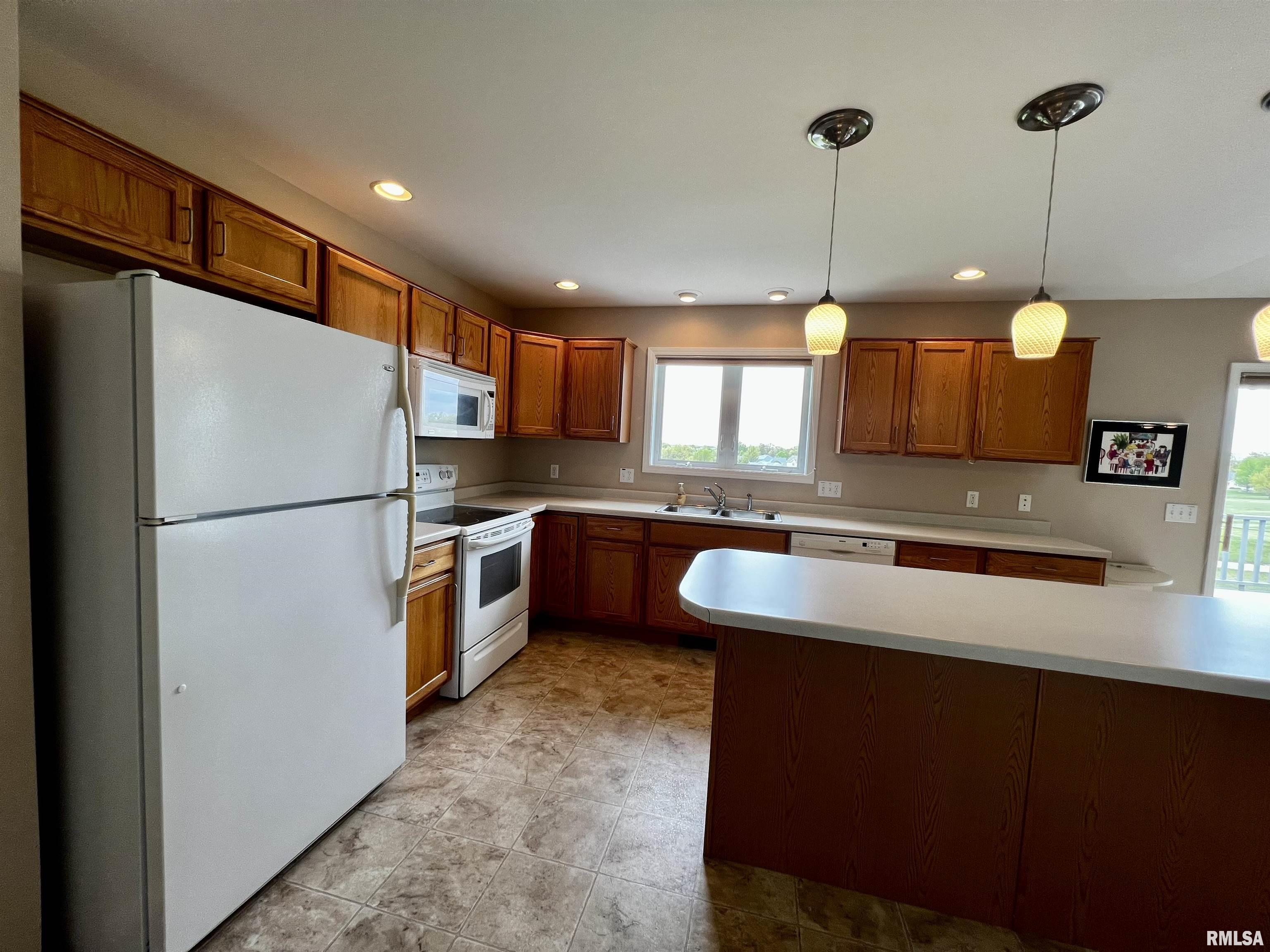 907 Oakview Drive Macomb, IL 61455 - Photo 16 of 40
