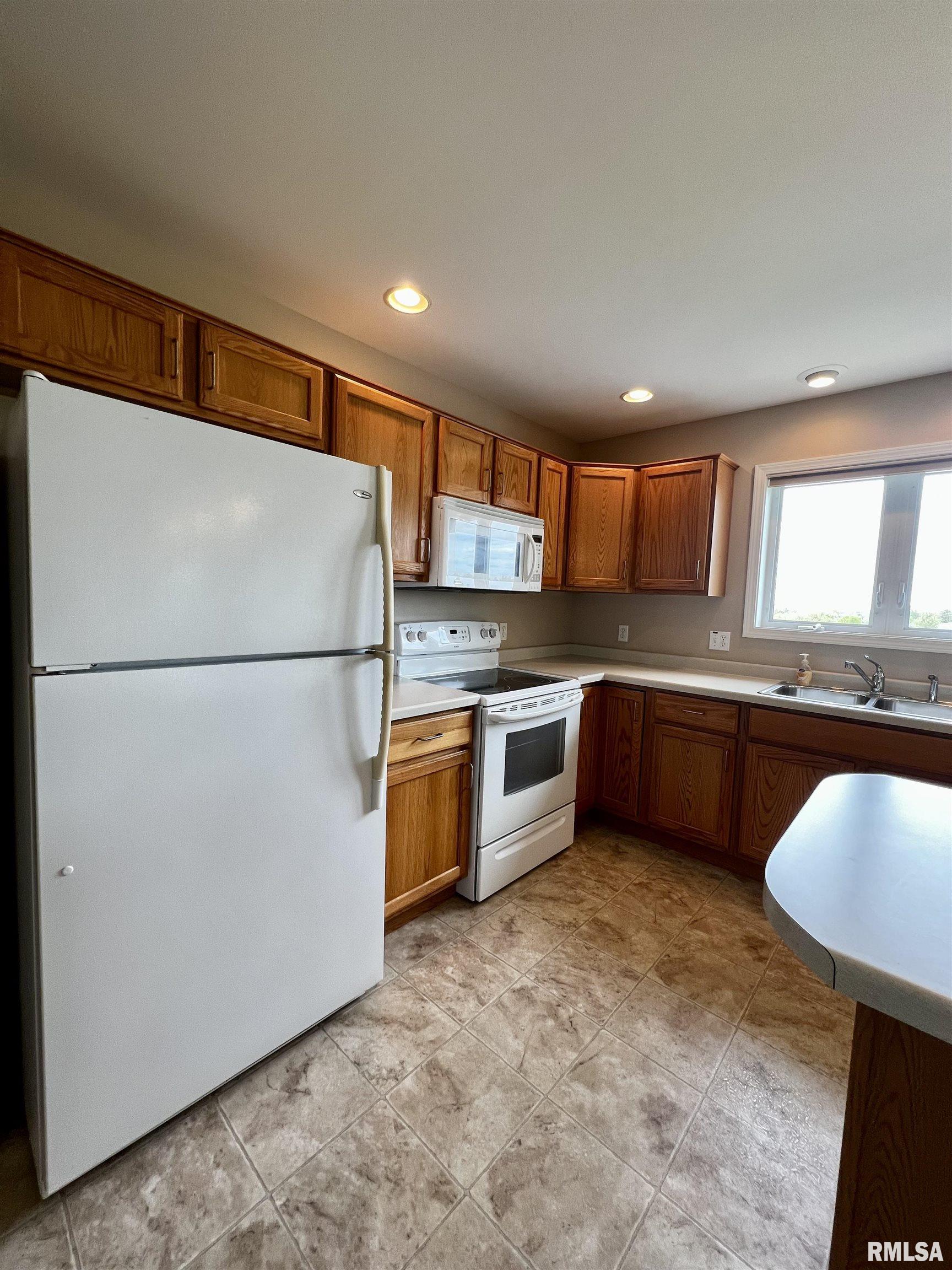 907 Oakview Drive Macomb, IL 61455 - Photo 17 of 40