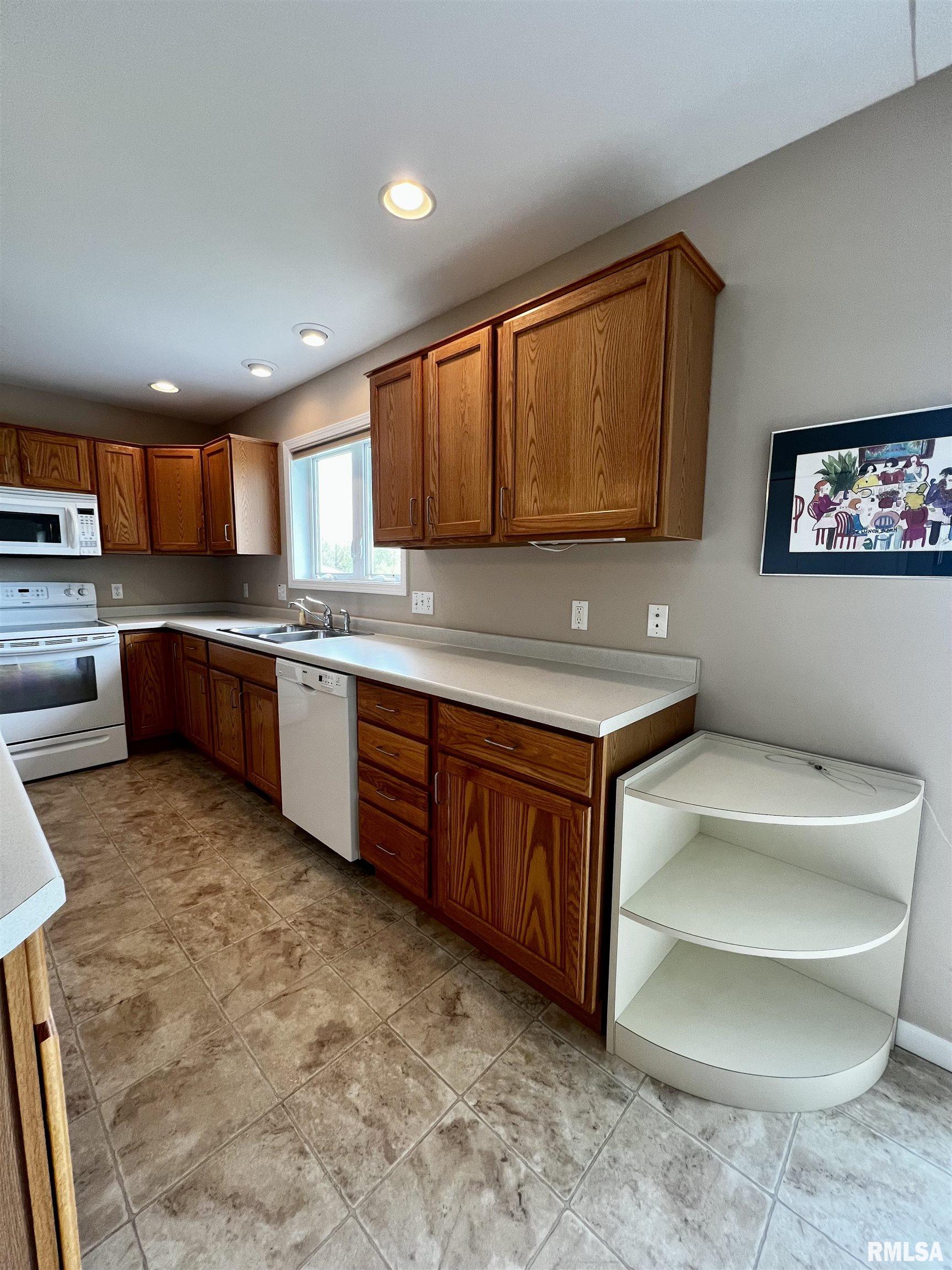 907 Oakview Drive Macomb, IL 61455 - Photo 18 of 40