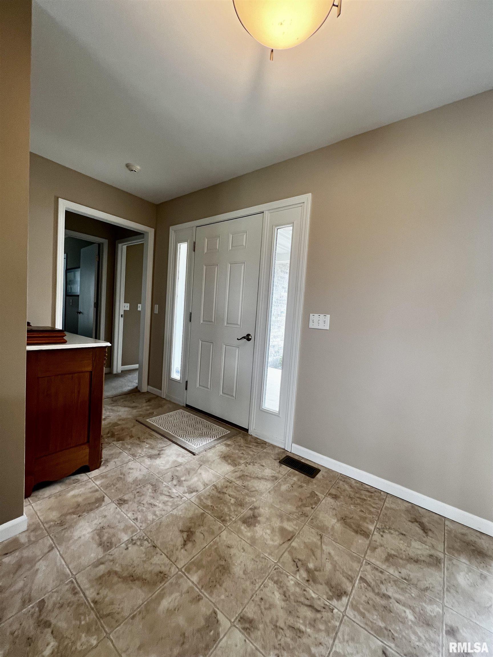 907 Oakview Drive Macomb, IL 61455 - Photo 2 of 40