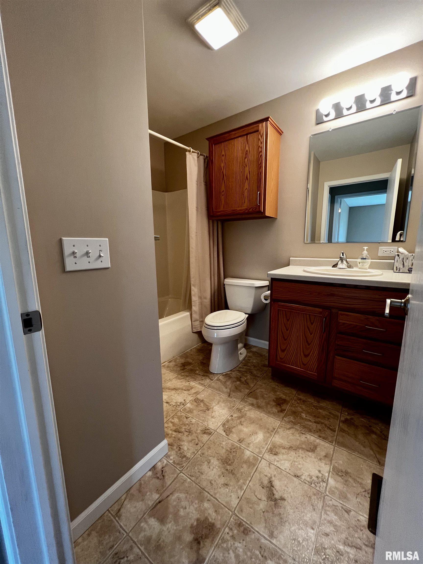 907 Oakview Drive Macomb, IL 61455 - Photo 27 of 40