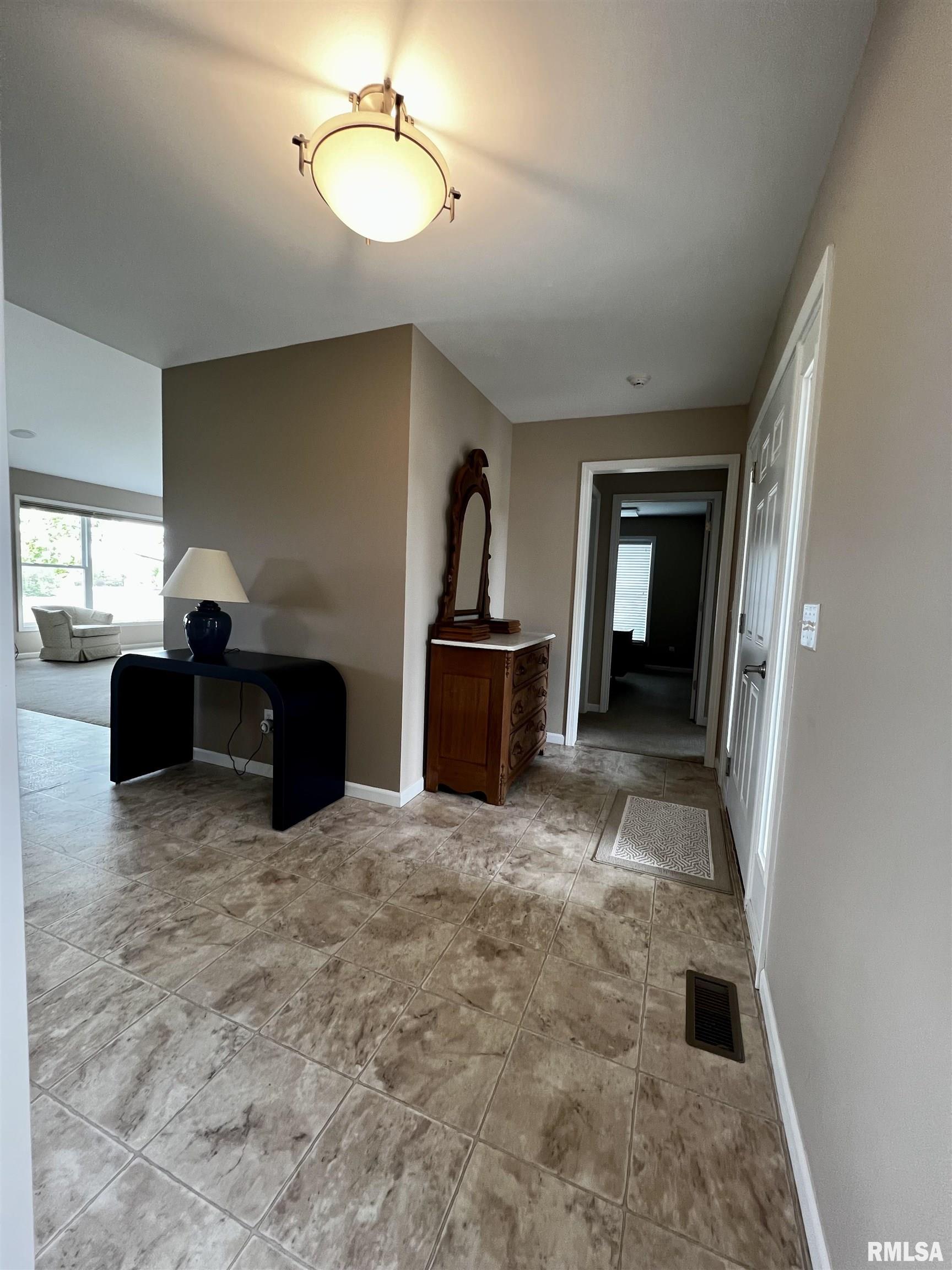 907 Oakview Drive Macomb, IL 61455 - Photo 3 of 40