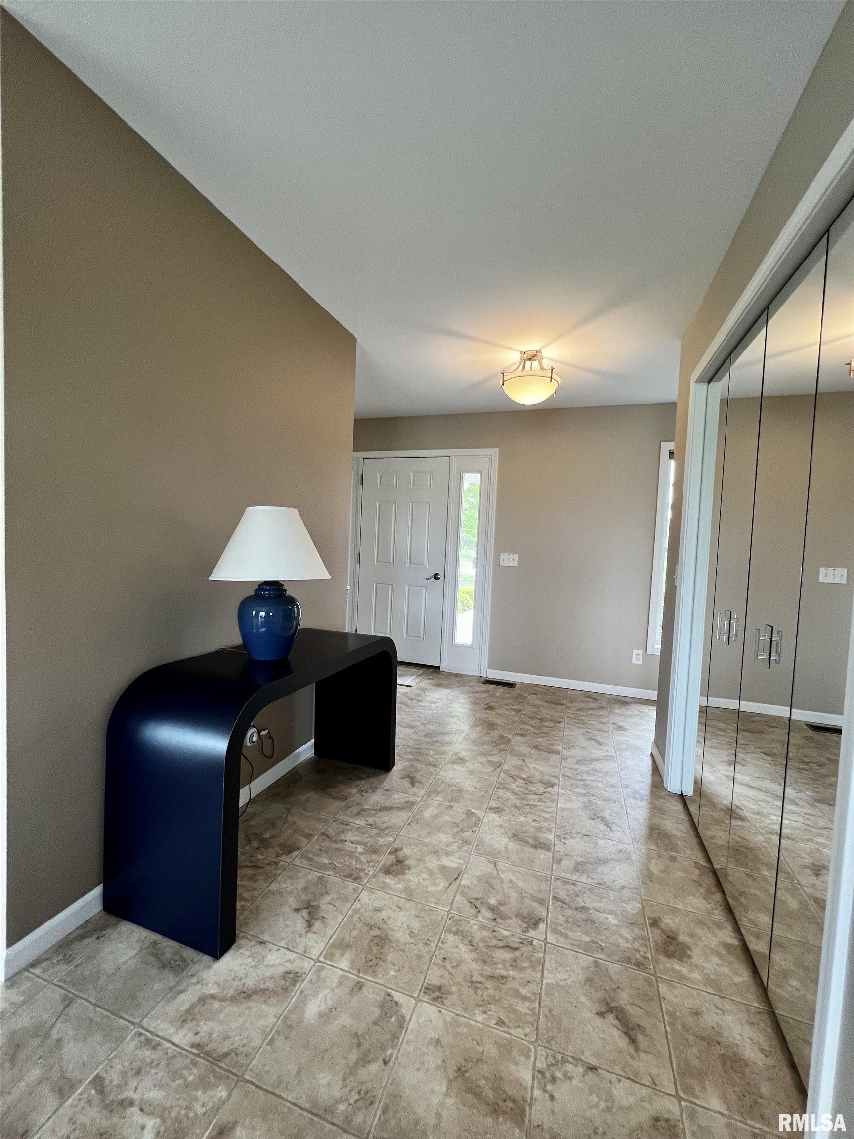 907 Oakview Drive Macomb, IL 61455 - Photo 4 of 40