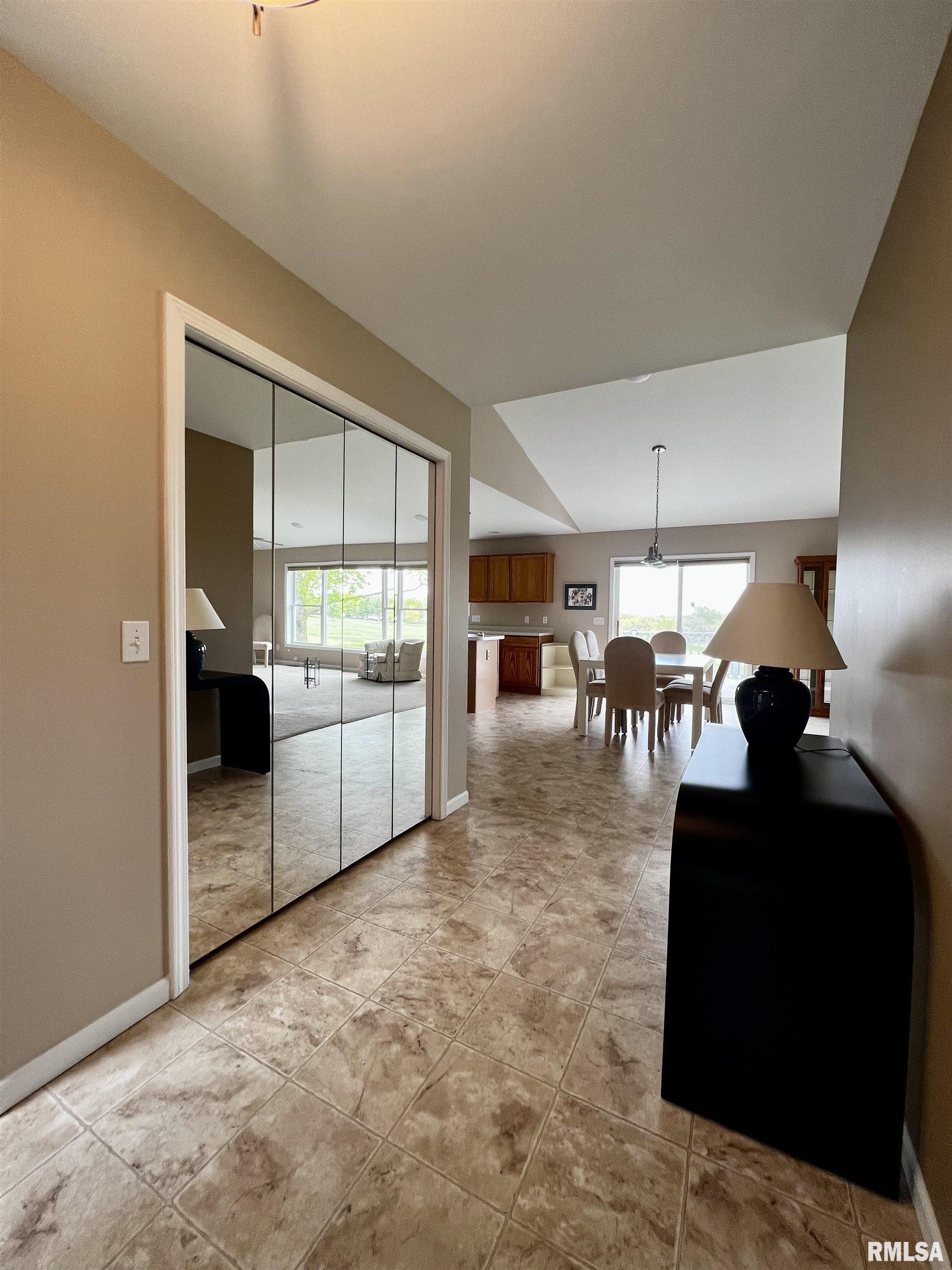 907 Oakview Drive Macomb, IL 61455 - Photo 5 of 40