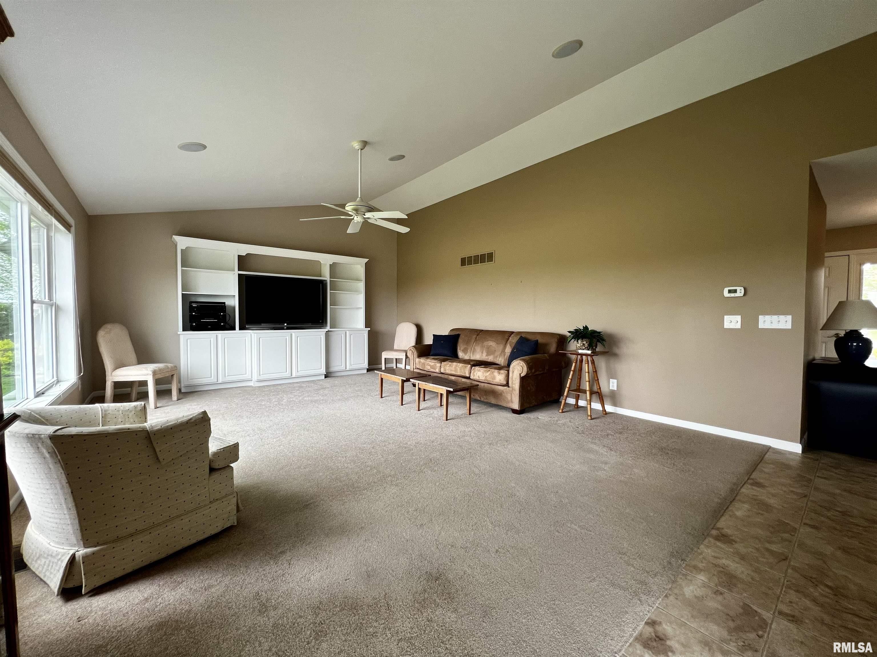 907 Oakview Drive Macomb, IL 61455 - Photo 7 of 40
